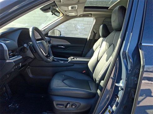 Certified 2025 Toyota Grand Highlander Platinum image 13
