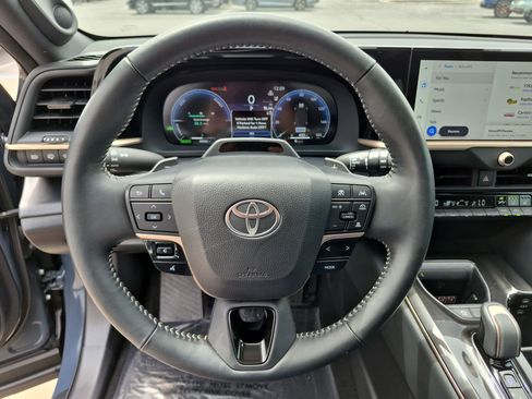 Used 2025 Toyota Crown Signia w/ Advanced Technology Package AWD/4WD image 17