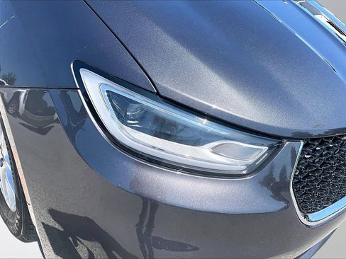 Used 2023 Chrysler Pacifica Touring-L FWD image 31