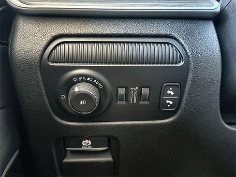 Used 2023 Jeep Wagoneer L Series III w/ Preferred Equipment Group image 17