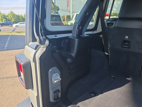 Used 2020 Jeep Wrangler Unlimited Sahara image 20