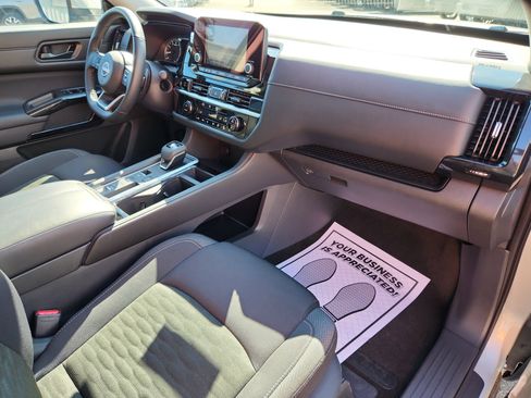 Used 2025 Nissan Pathfinder SV image 48