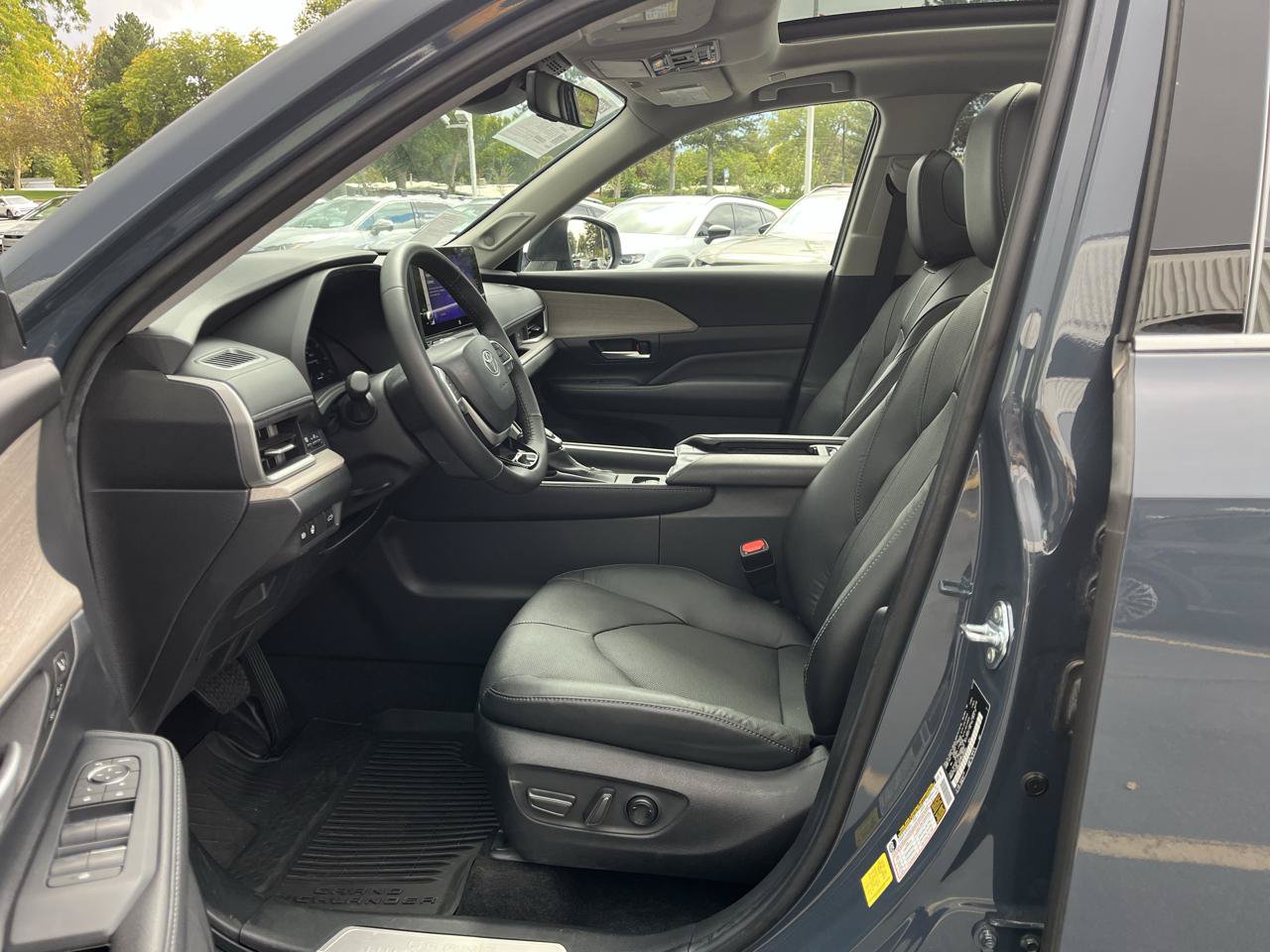Used 2024 Toyota Grand Highlander AWD image 3