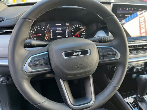 Used 2025 Jeep Compass Limited image 29