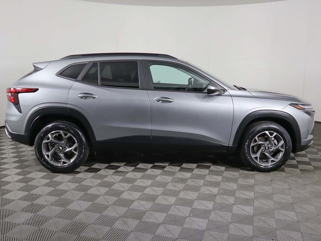 Used 2024 Chevrolet Trax LT w/ LT Convenience Package FWD image 16