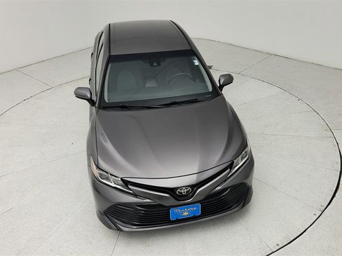 Used 2018 Toyota Camry LE image 40