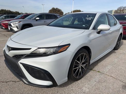 Used 2023 Toyota Camry SE image 1