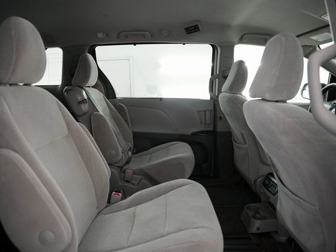 Used 2018 Toyota Sienna LE w/ Carpet Mat Package image 36