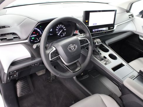 Used 2025 Toyota Sienna XLE FWD image 13