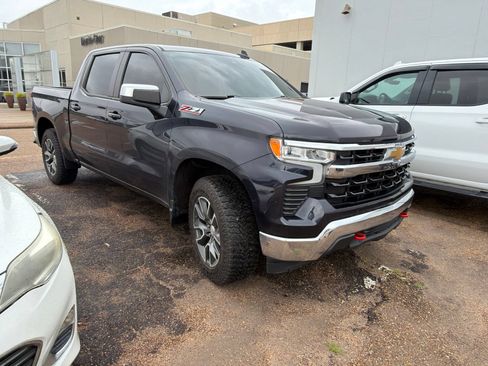 Used 2022 Chevrolet Silverado 1500 LT w/ Z71 Off-Road Package AWD/4WD image 1