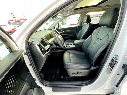 Certified 2025 Kia Sorento EX w/ Panoramic Sunroof Package image 11
