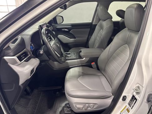 Used 2023 Toyota Highlander XLE image 18