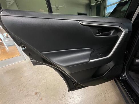 Used 2021 Toyota RAV4 LE AWD/4WD image 19