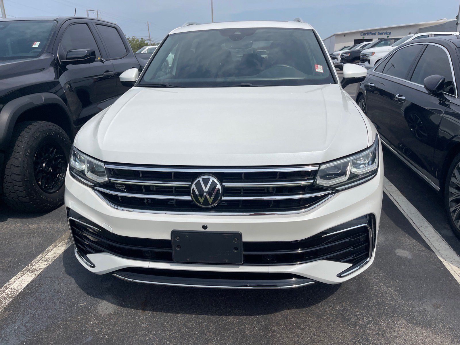 Used 2023 Volkswagen Tiguan SEL R-Line AWD/4WD image 2