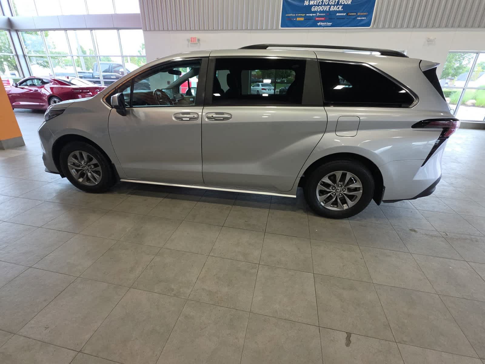 Used 2024 Toyota Sienna AWD image 11