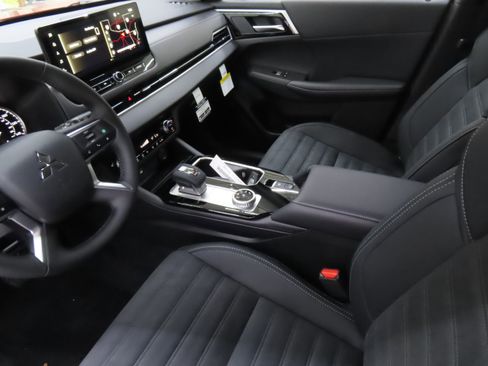 New 2025 Mitsubishi Outlander SE image 20