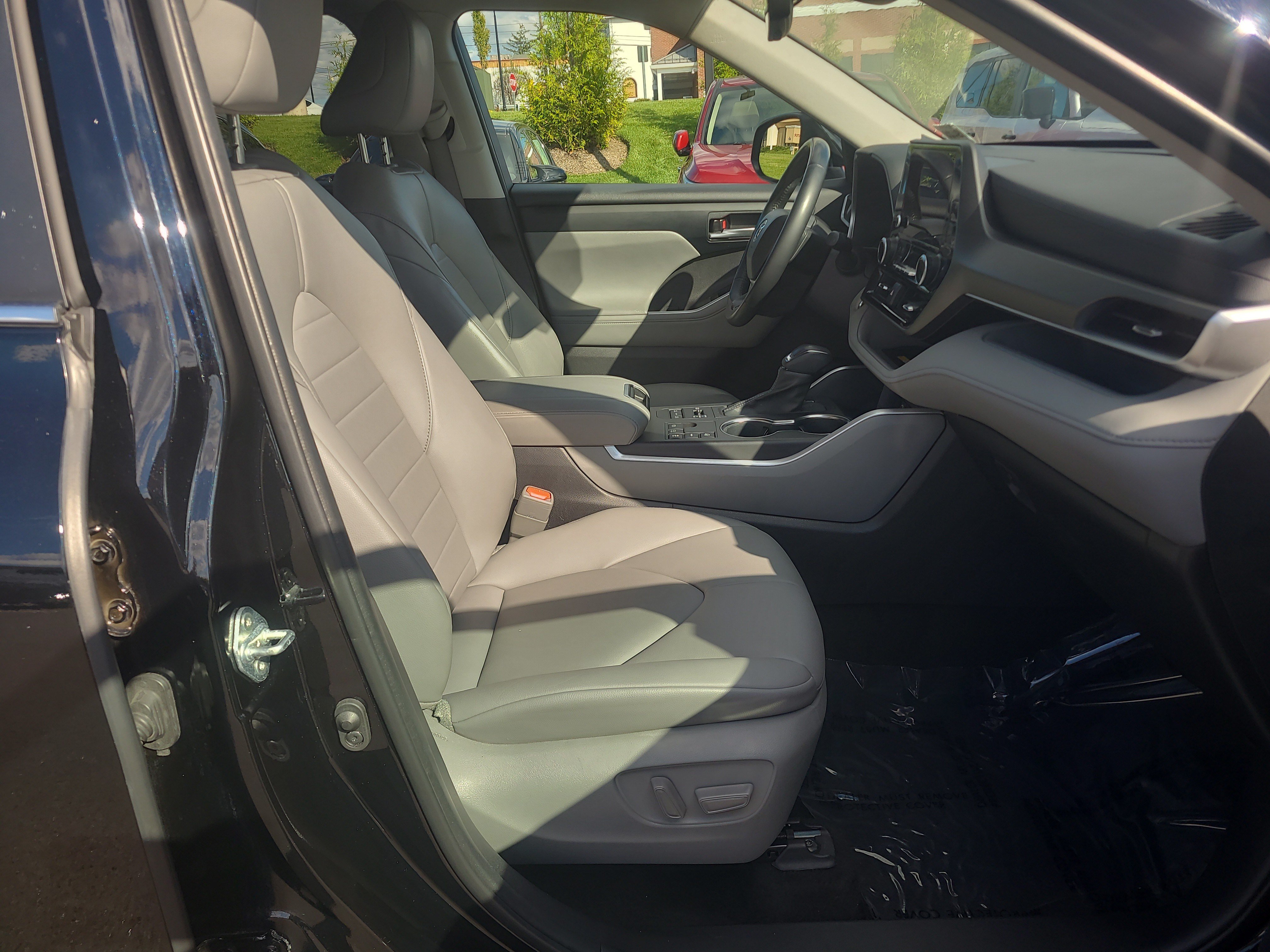Used 2023 Toyota Highlander XLE AWD/4WD image 17