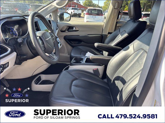 Used 2024 Chrysler Pacifica Limited FWD image 17