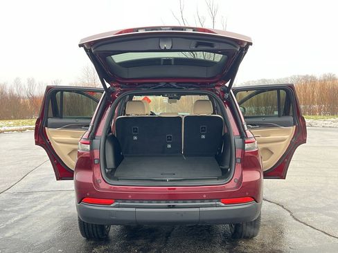 Used 2024 Jeep Grand Cherokee Limited w/ Luxury Tech Group II image 40