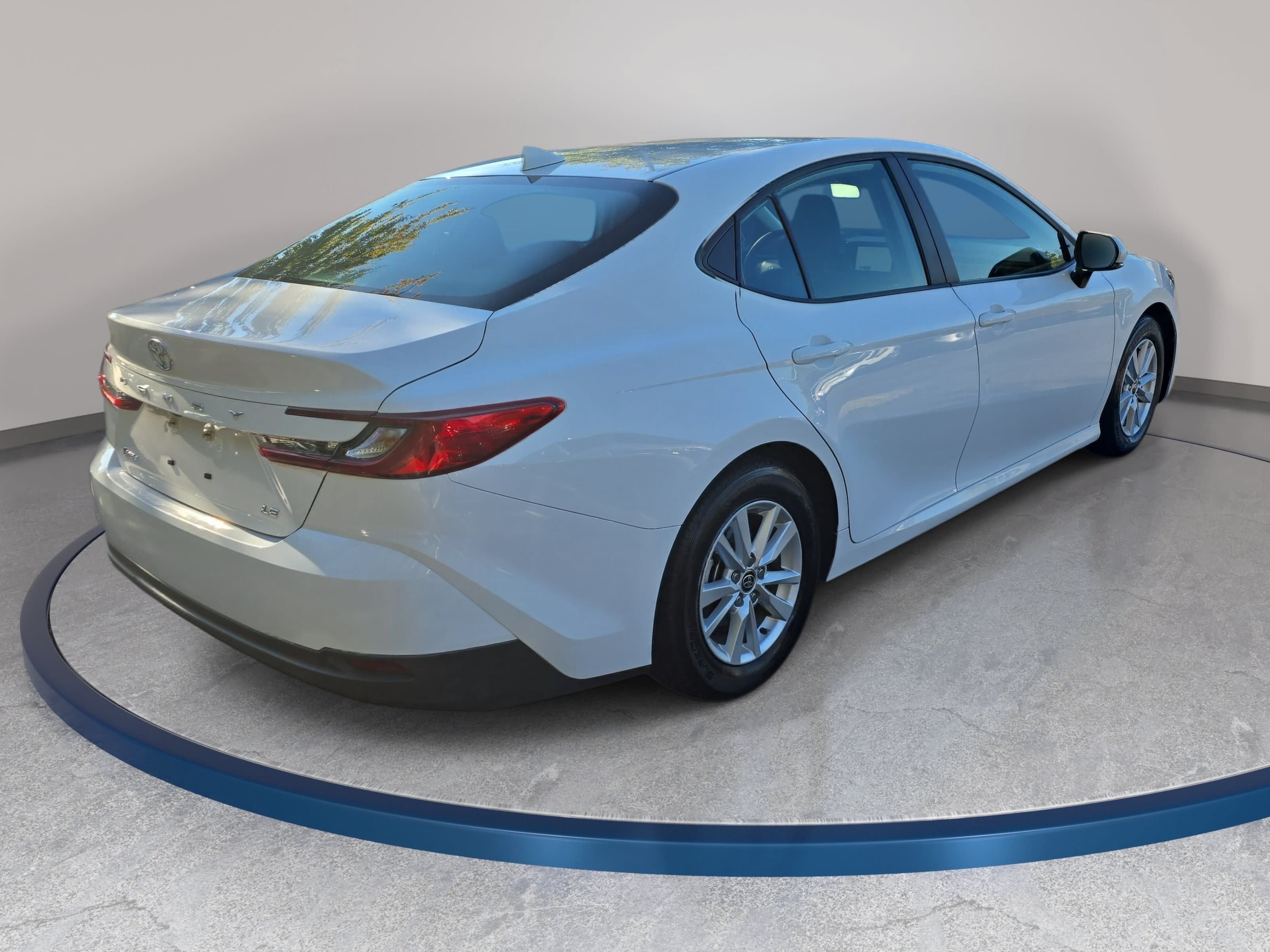 Used 2025 Toyota Camry LE FWD image 5
