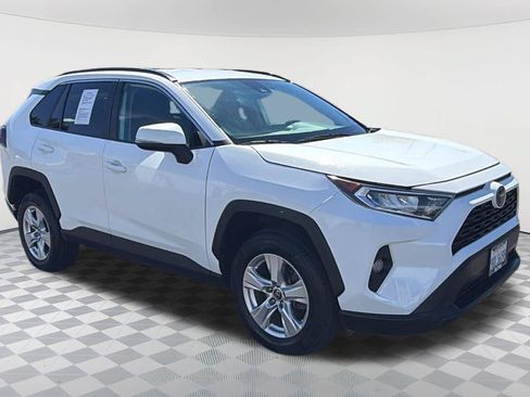 Used 2020 Toyota RAV4 XLE AWD/4WD image 3