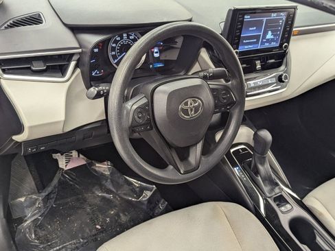 Used 2022 Toyota Corolla LE image 3