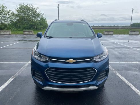 Used 2020 Chevrolet Trax LT w/ LT Convenience Package FWD image 2