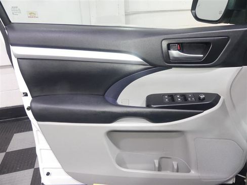 Used 2019 Toyota Highlander XLE image 18