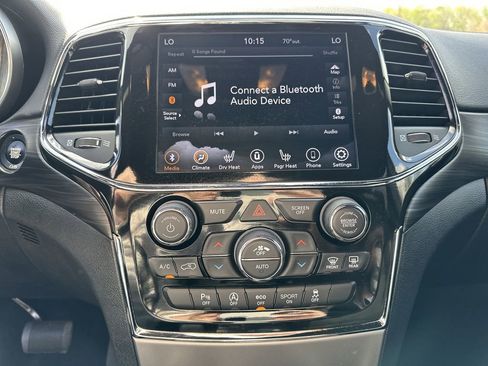 Certified 2022 Jeep Grand Cherokee Laredo X image 11