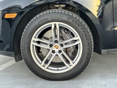 Used 2022 Porsche Macan w/ Premium Package image 26