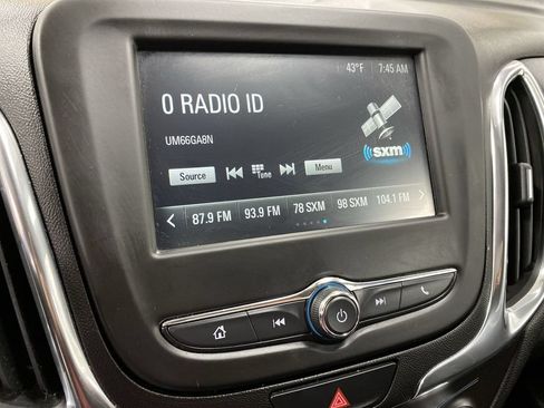 Used 2018 Chevrolet Equinox LT FWD image 16
