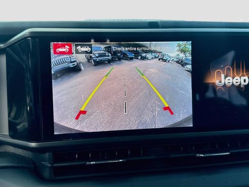 Used 2024 Jeep Wrangler Unlimited Sahara w/ Technology Group AWD/4WD image 15