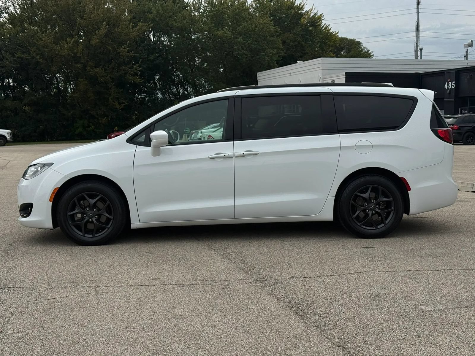 Used 2019 Chrysler Pacifica Touring-L Plus w/ S Appearance Package FWD image 4