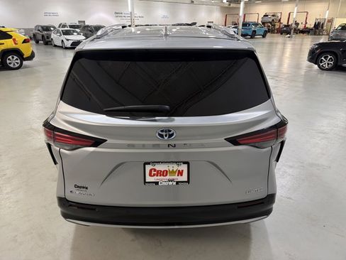 Used 2025 Toyota Sienna Limited AWD/4WD image 8