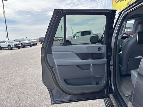 Used 2018 Lincoln Navigator L Reserve w/ Technology Package image 18