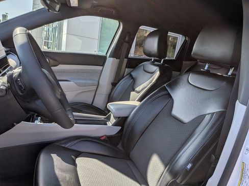 Used 2023 Jeep Compass Latitude image 11