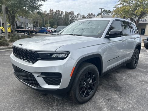 New 2025 Jeep Grand Cherokee Altitude image 3