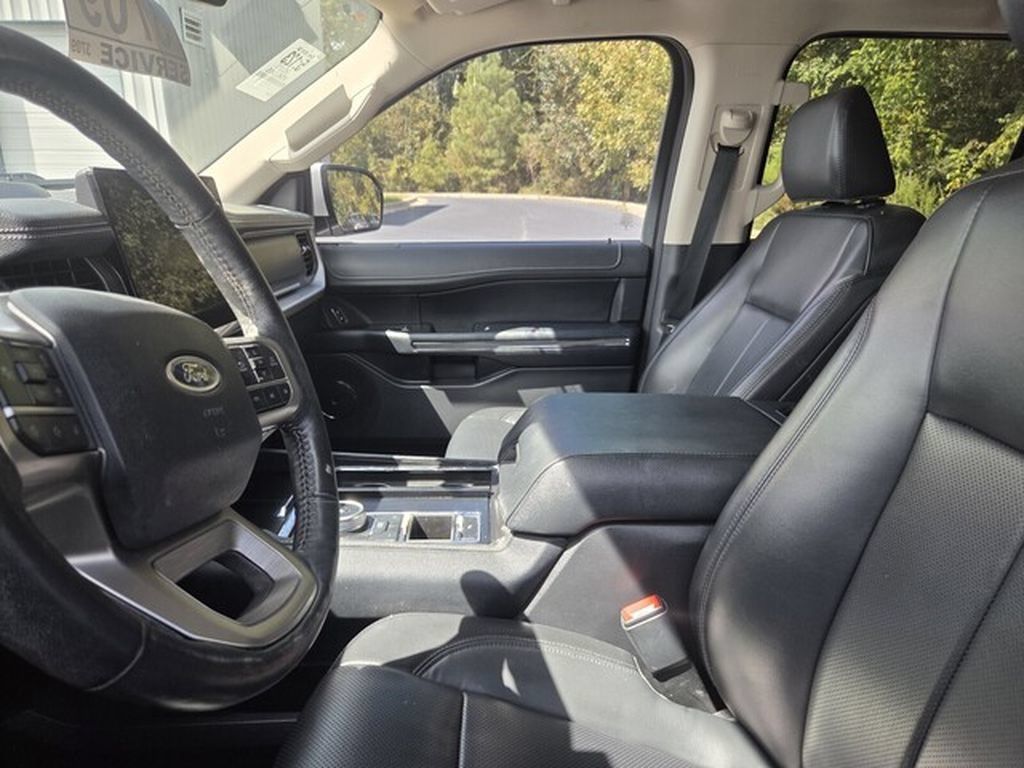 Used 2023 Ford Expedition Max XLT RWD image 3