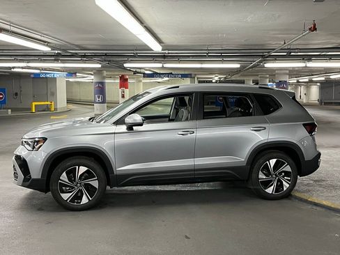 New 2025 Volkswagen Taos SE image 31