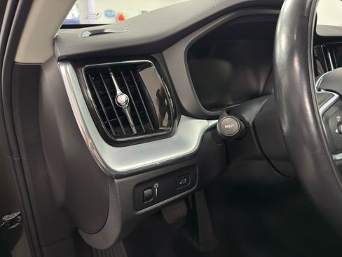 Used 2018 Volvo XC60 T5 Momentum w/ Convenience Package image 16