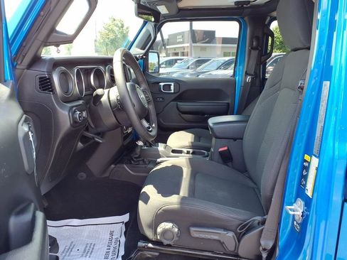Used 2023 Jeep Gladiator Sport AWD/4WD image 19