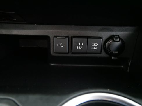 Used 2020 Toyota Highlander XLE image 29