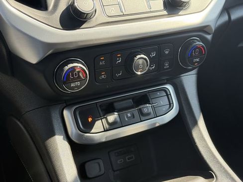 Used 2020 GMC Acadia SLT w/ Driver Alert Package II FWD image 27