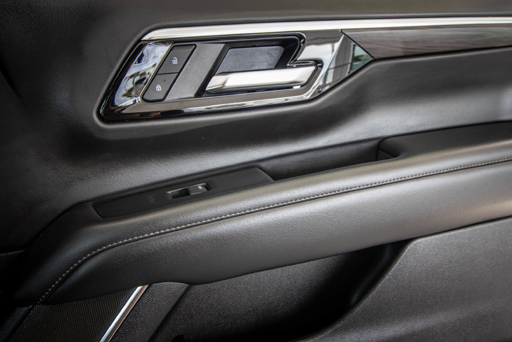 Used 2025 Chevrolet Suburban LT RWD image 18