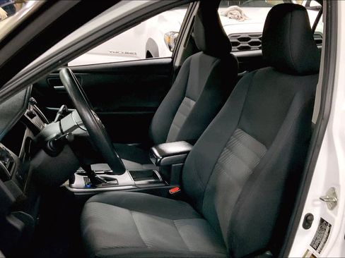 Used 2015 Toyota Camry LE image 7