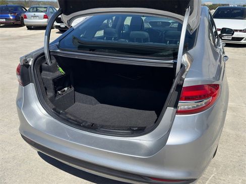 Used 2018 Ford Fusion SE image 12