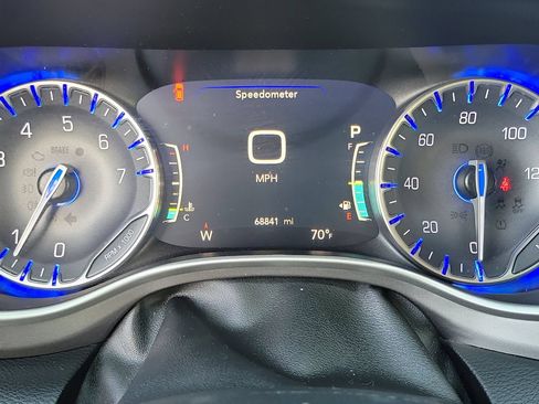 Certified 2023 Chrysler Pacifica Touring-L FWD image 10