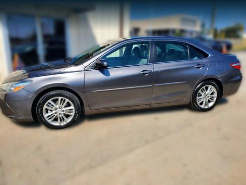 Used 2017 Toyota Camry SE w/ Moonroof Package FWD image 8