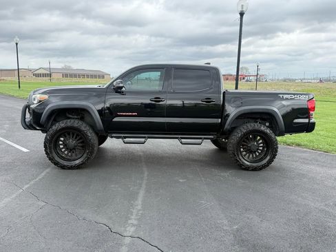 Used 2017 Toyota Tacoma TRD Off-Road w/ Premium & Technology Package image 8