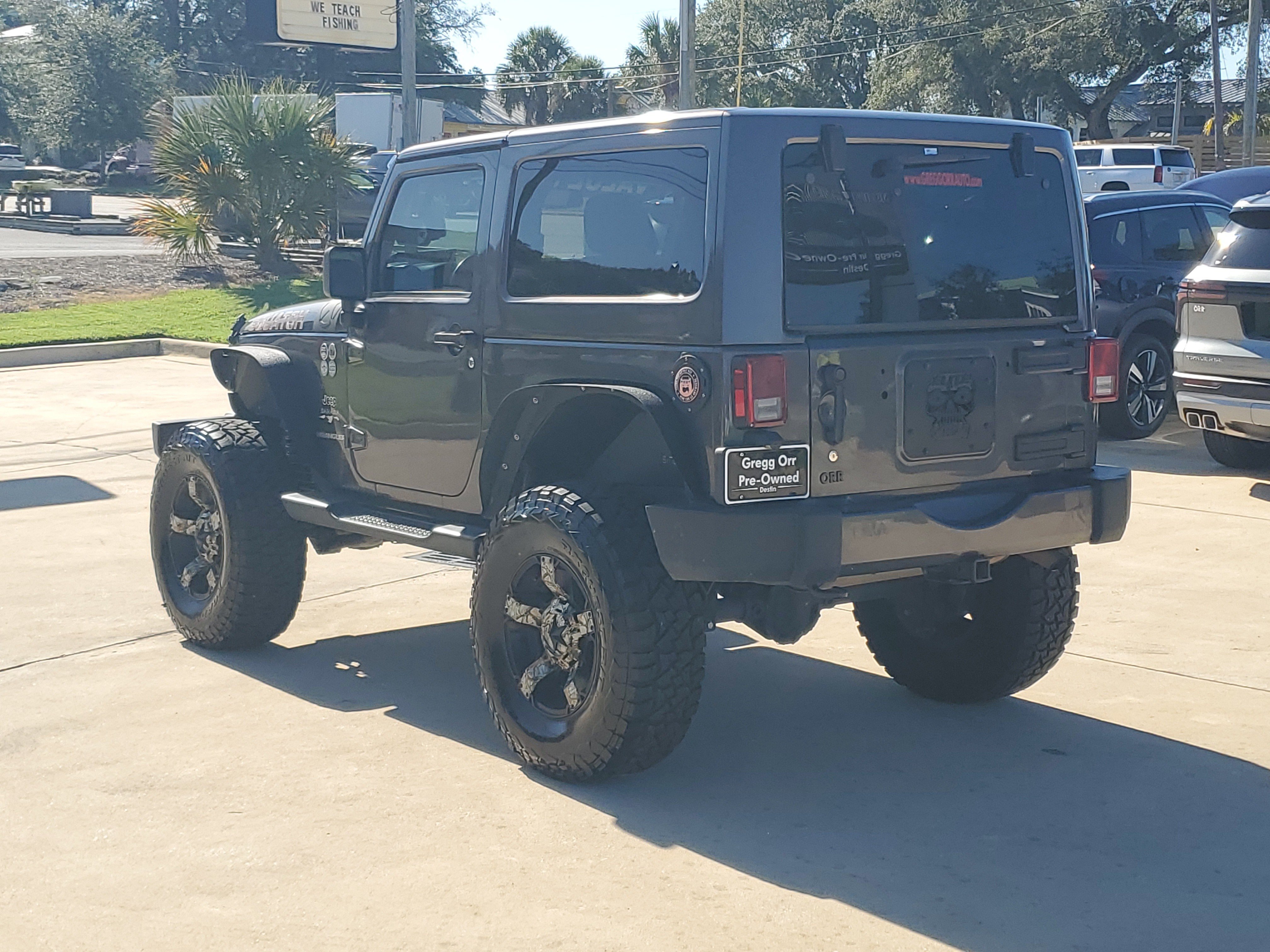 Used 2017 Jeep Wrangler Sahara w/ Connectivity Group AWD/4WD image 3